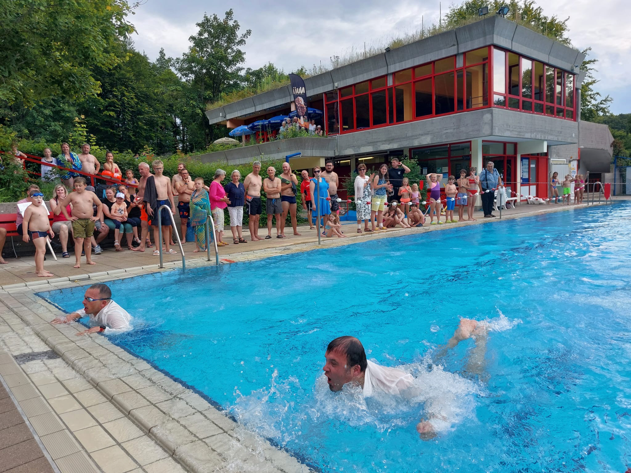 Kleiderschwimmen Pfarrer gegen Ameisen