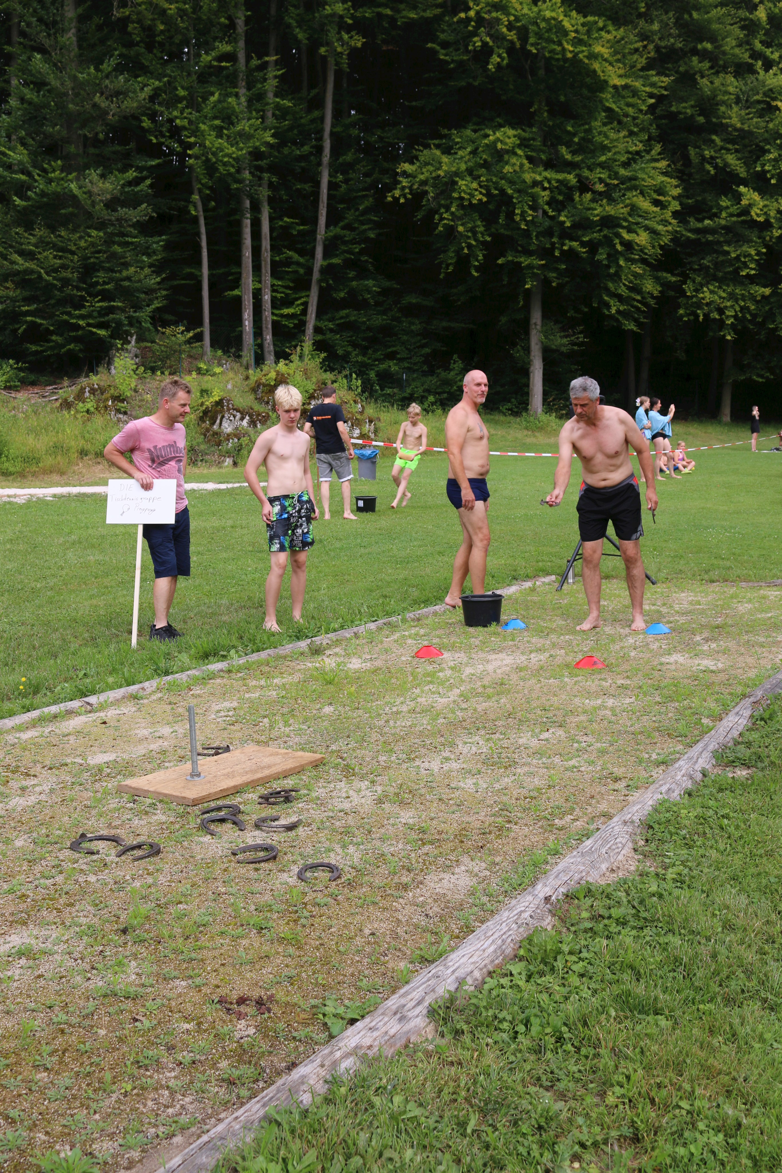 Team Ping Pong beim Hufeisenwerfen