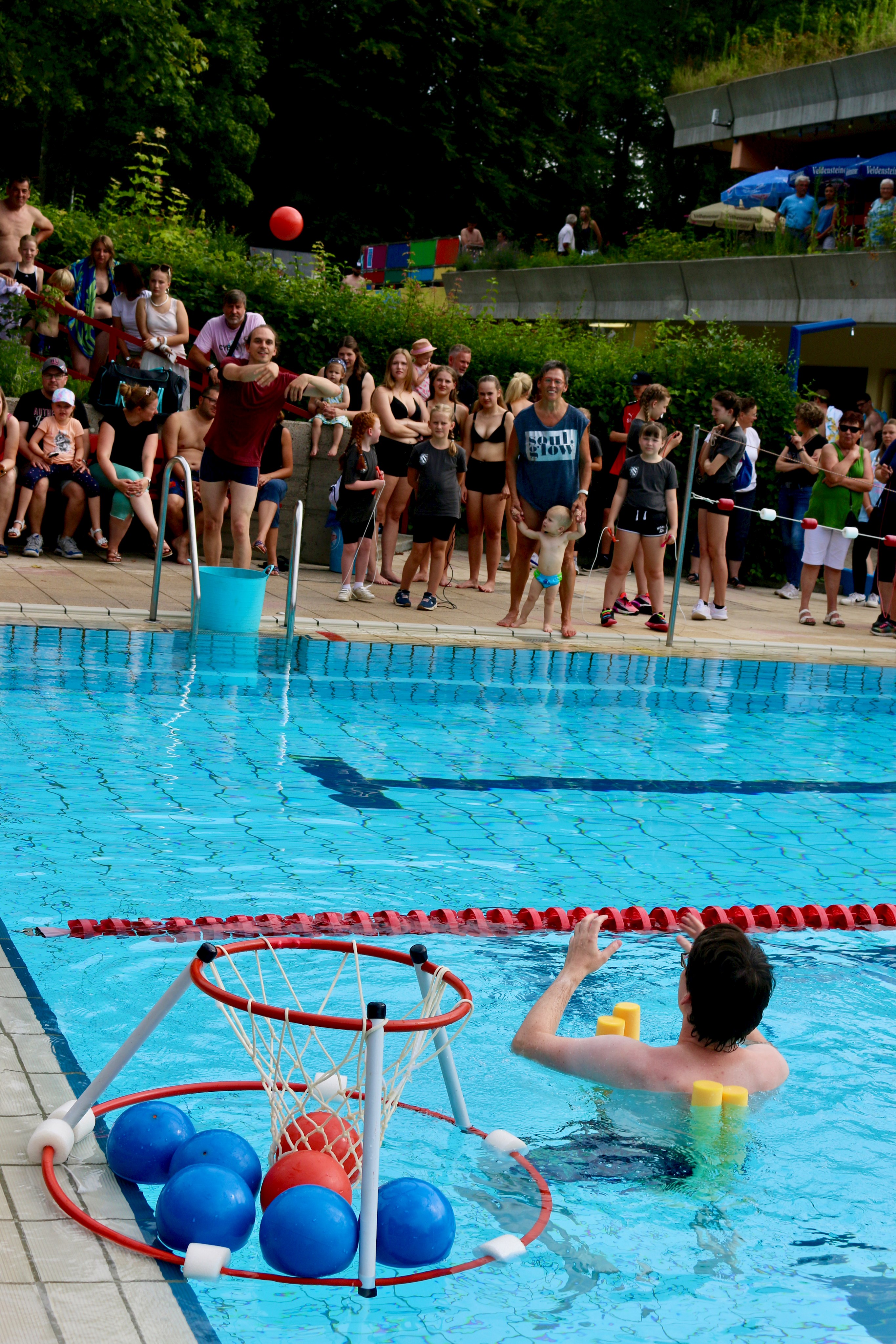 Ritt auf den Schwimmnudeln