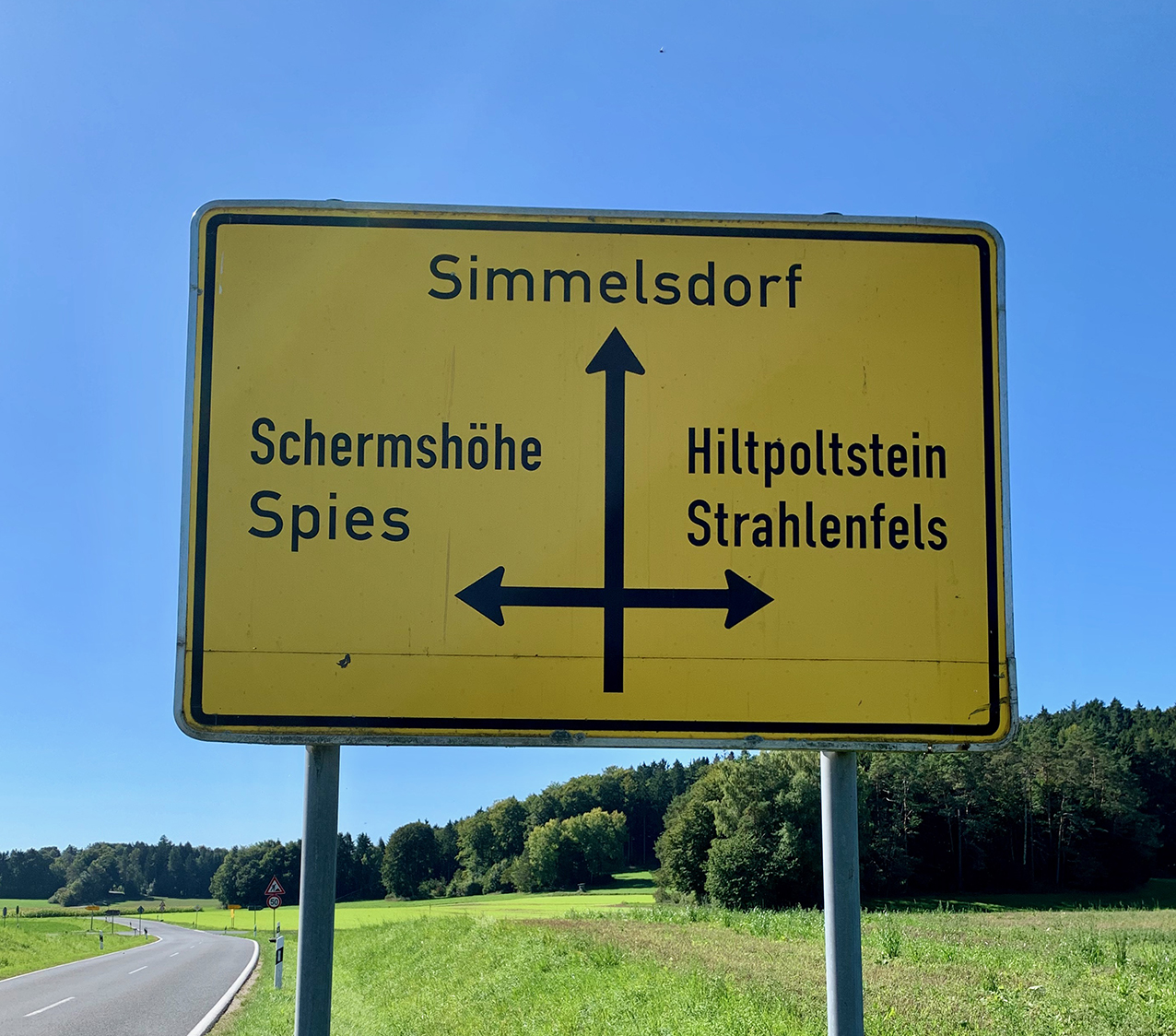 Schild Kreuzung.jpg Leider haben wir keinen Alternativtext zu diesem Bild, aber wir arbeiten daran.